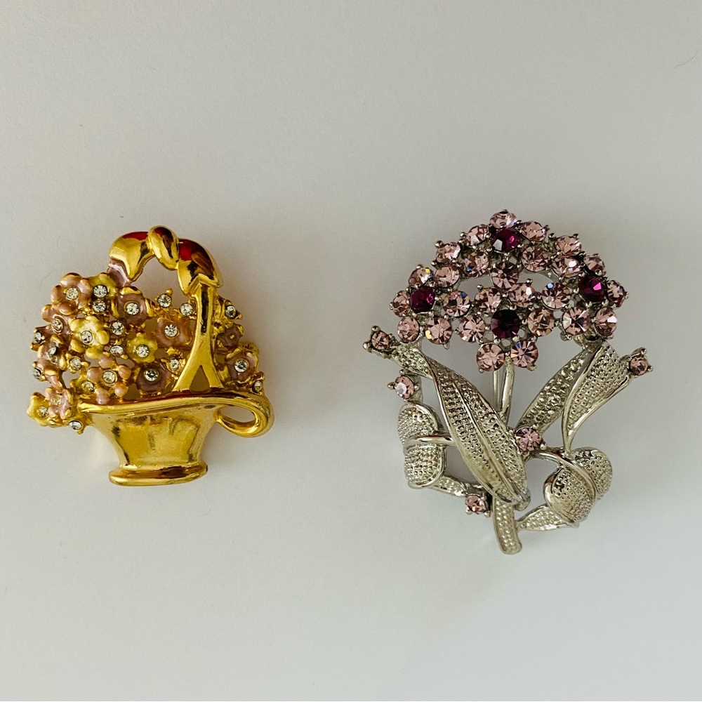 NWOT Artisan Gold Tone Floral Enamel & Silver Tone Flower Rhinestone Brooch Pin